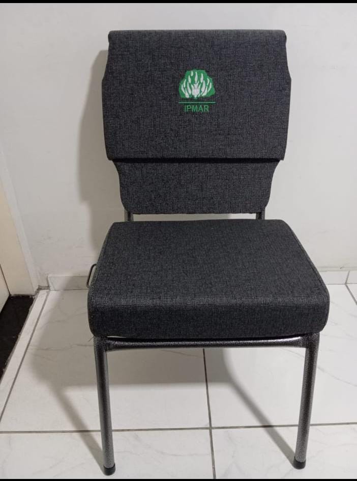 Cadeira estofada cinza, referência do modelo da campanha